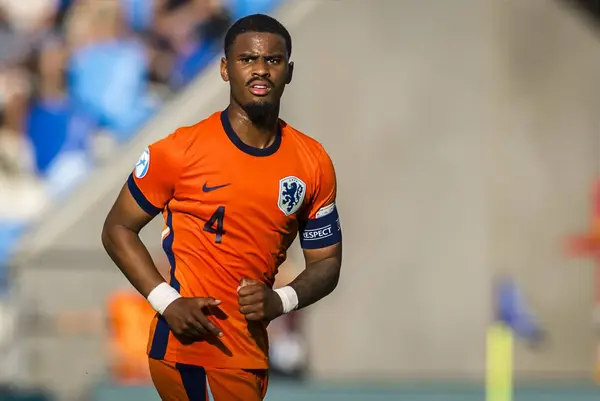 Arsenal À l'Affût : Le Dossier Jorrel Hato, Le Défenseur de L'Ajax En Ligne de Mire