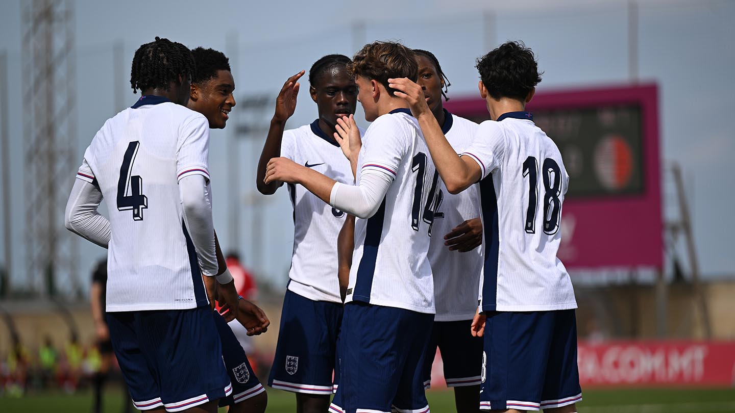 Angleterre U17 : Porter et Dowman brillent face à Malte, un avenir prometteur pour le football britannique