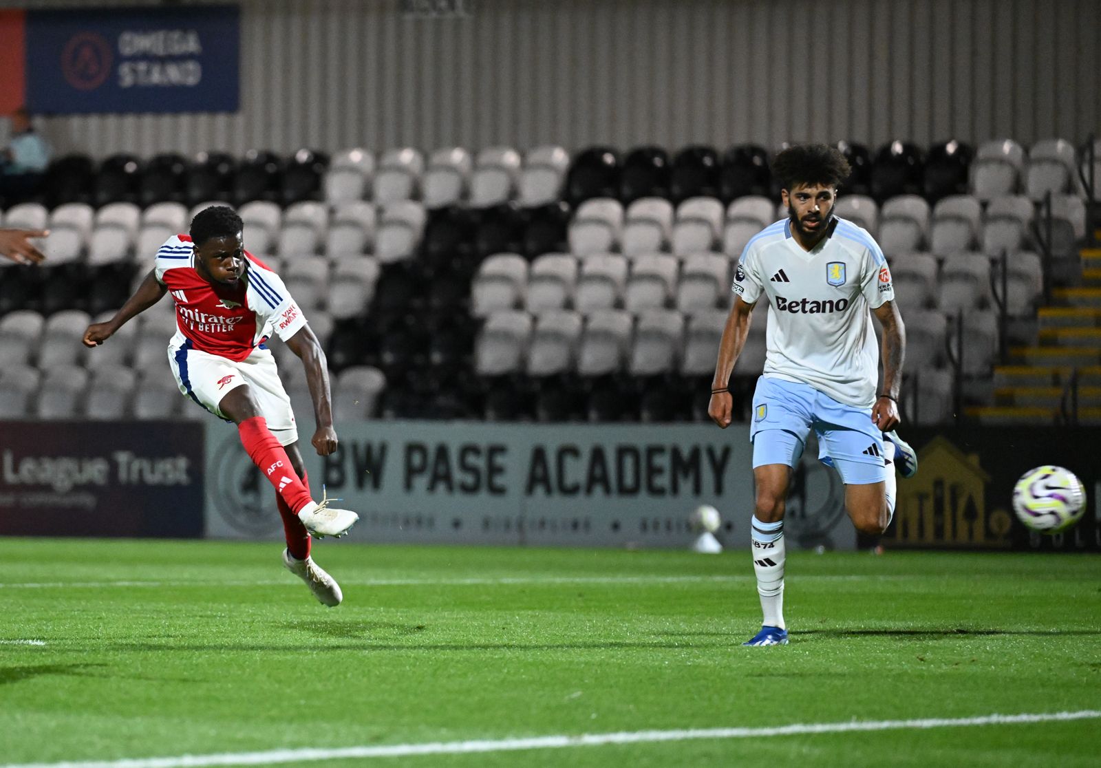 Oyediji, le prodige des Gunners : Triplé historique contre Chelsea